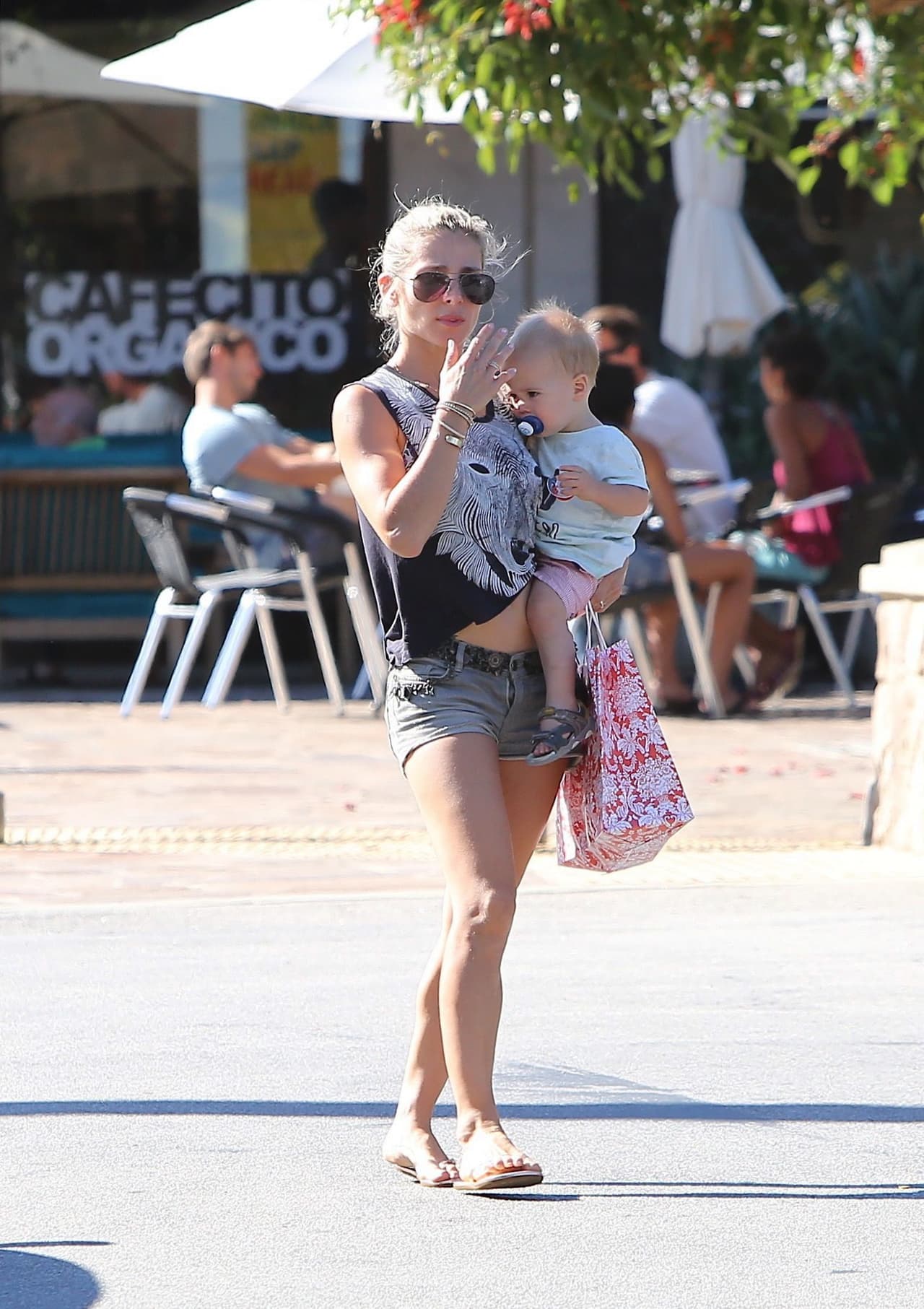 La española sale de compras en un día caluroso en Malibú, con sus pequeños Tristan y Sasha.