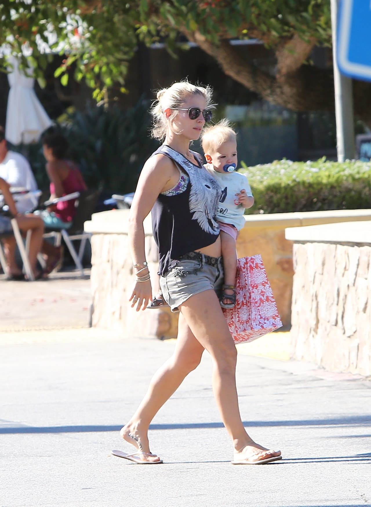 La española sale de compras en un día caluroso en Malibú, con sus pequeños Tristan y Sasha.