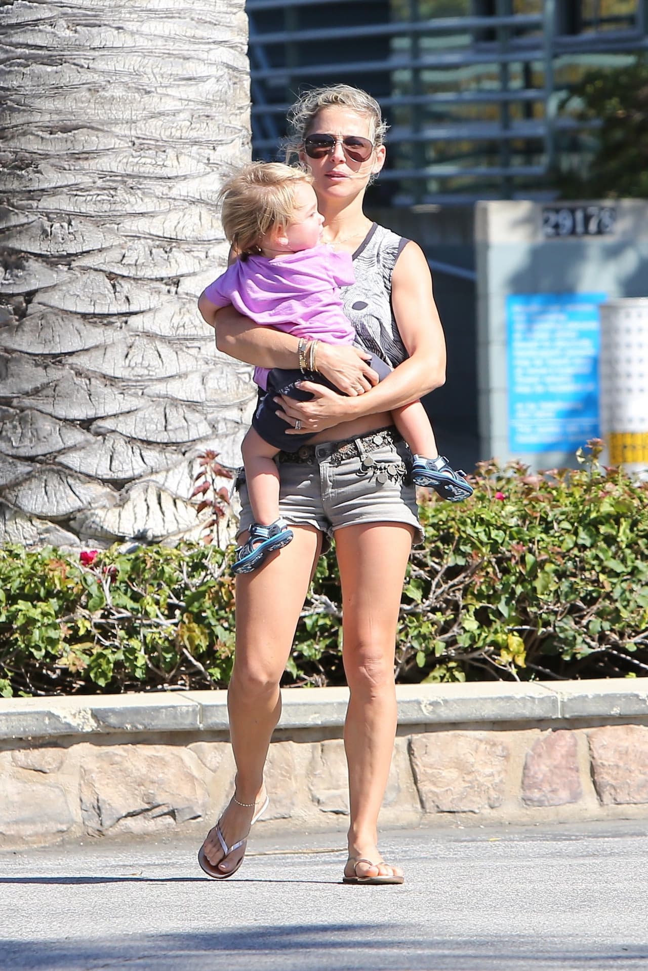 La española sale de compras en un día caluroso en Malibú, con sus pequeños Tristan y Sasha.