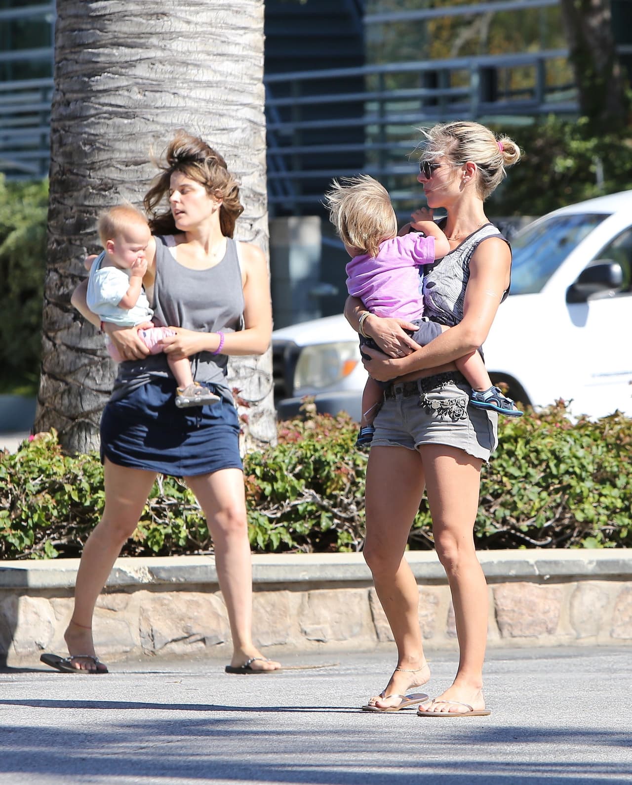 La española sale de compras en un día caluroso en Malibú, con sus pequeños Tristan y Sasha.