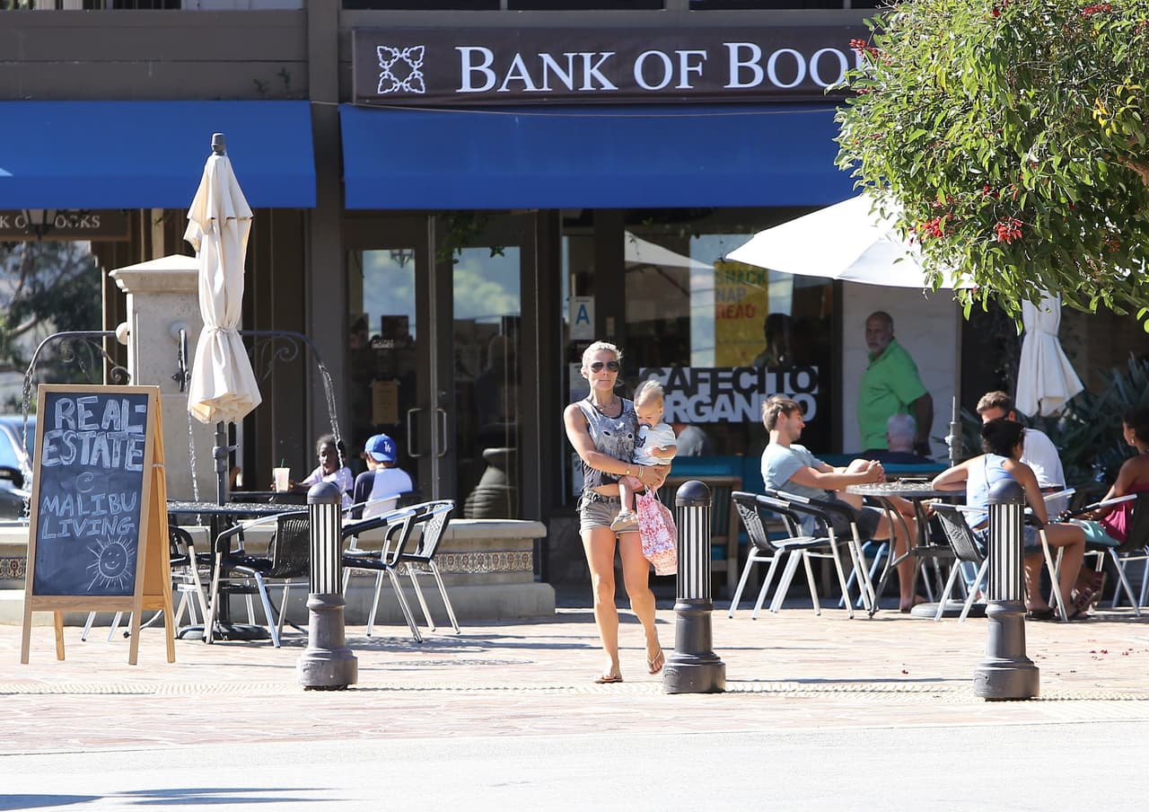La española sale de compras en un día caluroso en Malibú, con sus pequeños Tristan y Sasha.