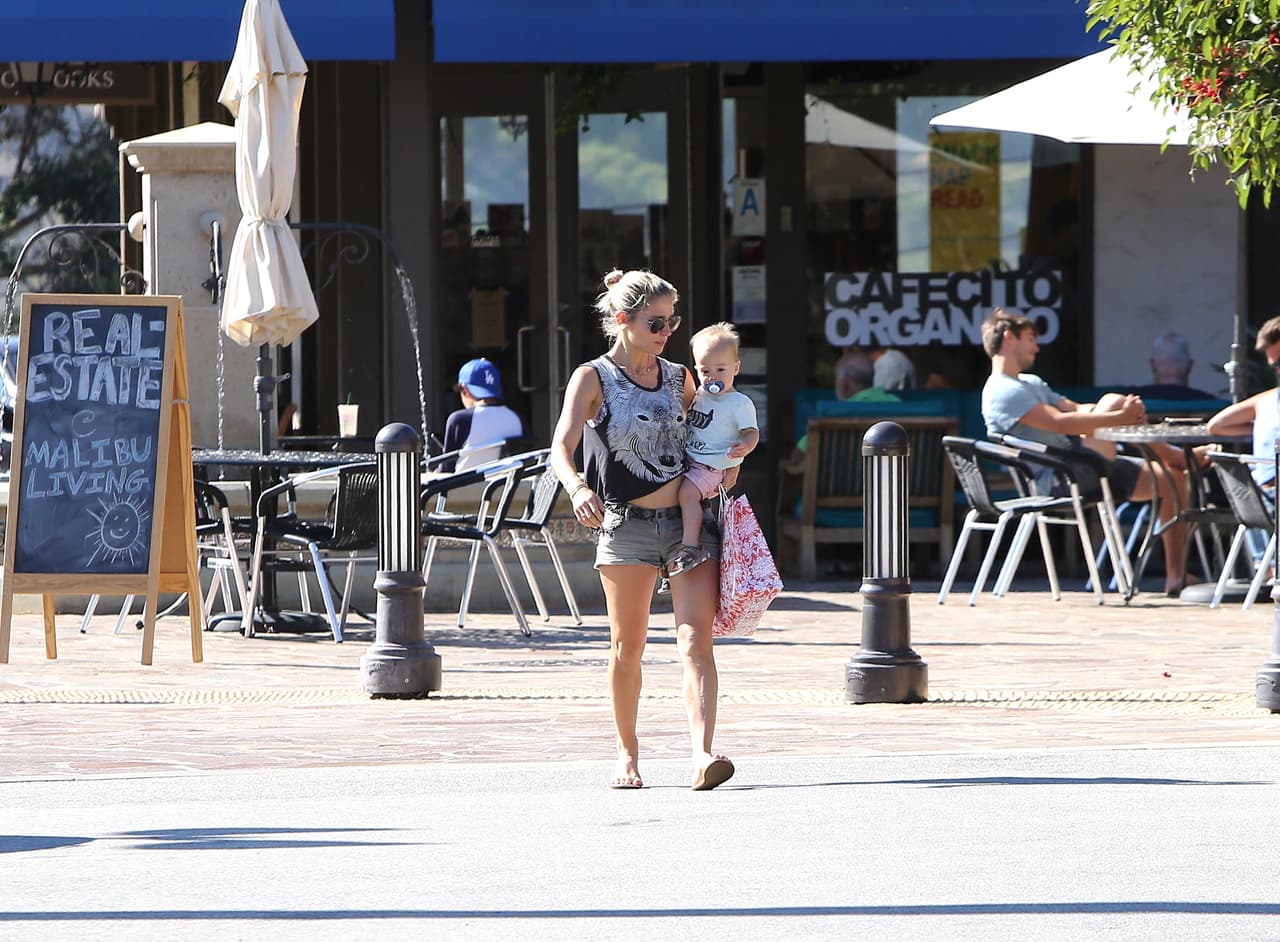 La española sale de compras en un día caluroso en Malibú, con sus pequeños Tristan y Sasha.