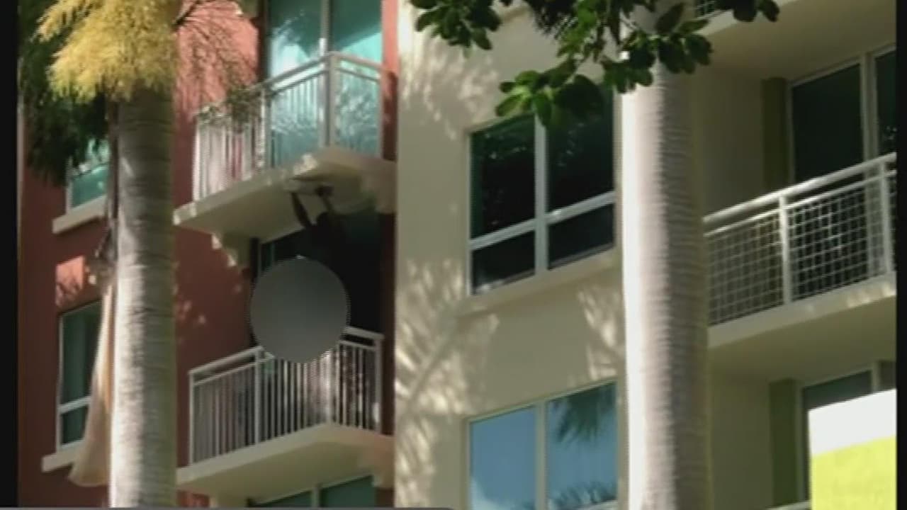 Lo arrestan luego de atrincherarse desnudo en Miami y después de supuestamente apuñalar a su pareja 