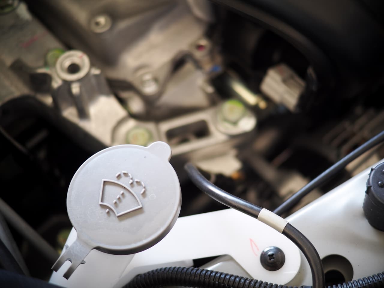 El depósito de líquido limpiaparabrisas debe tener la mezcla adecuada de acuerdo al clima. Por ejemplo, en caso de frío extremo se recomienda 
<b>utilizar fórmulaciones que eviten el congelamiento del líquido. </b>