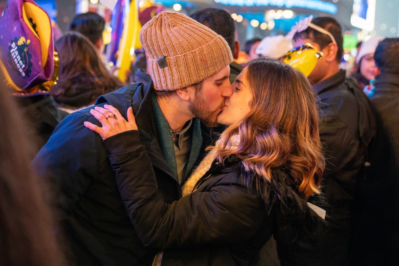 Algunas parejas se besaron al dar la medianoche.