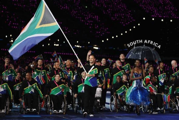 En los Juegos Paralímpicos, que se celebraron en el mismo escenario londinense a continuación de los "normales", la victoria de Pistorius en los 400 metros, después de haber perdido en 200 ante el brasileño Alan Oliveira y quedar fuera del podio en 100 metros, fue celebrada ruidosamente por los 80,000 espectadores que abarrotaban el estadio.