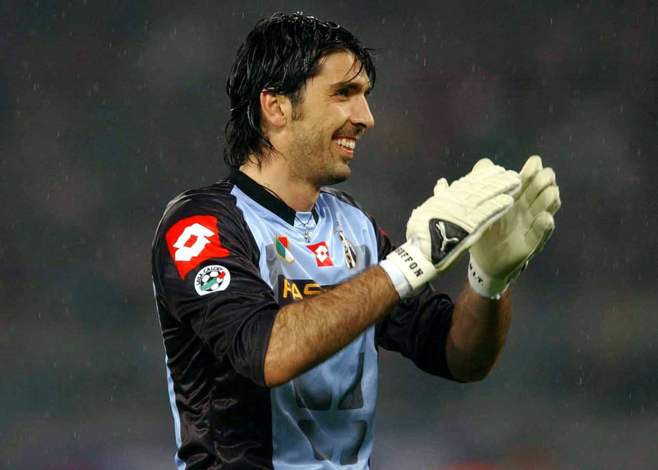 En la temporada 2002-03, Buffon fue escogido como el Mejor Portero de Clubes de la UEFA, y el Mejor Futbolista de Clubes de la UEFA.