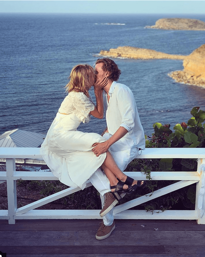 Barron y Tessa se juraron amor eterno en la isla volcánica conocida como la '
<b><a href="https://elpais.com/elpais/2015/07/09/estilo/1436456430_333129.html">Babilonia del Caribe</a></b>', uno de los lugares favoritos de celebridades como Leonardo DiCaprio, 
<b><a href="https://www.univision.com/puerto-rico/beyonce-toda-una-diva">Beyoncé</a></b>, 
<b><a href="https://www.univision.com/entretenimiento/celebridades/transformacion-gwen-stefani-fotos">Gwen Stefani</a></b>, 
<b><a href="https://www.univision.com/entretenimiento/le-tomo-17-anos-pero-mariah-carey-ya-puede-decir-que-descubrio-tras-su-rompimiento-con-luis-miguel">Mariah Carey</a></b> y la propia Paris Hilton.