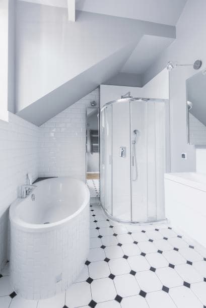 Usa gel de baño en lugar de jabón convencional al momento de tomar una ducha, así evitarás que los compuestos grasosos del jabón se queden en las superficies y lo hagan lucir sucio.