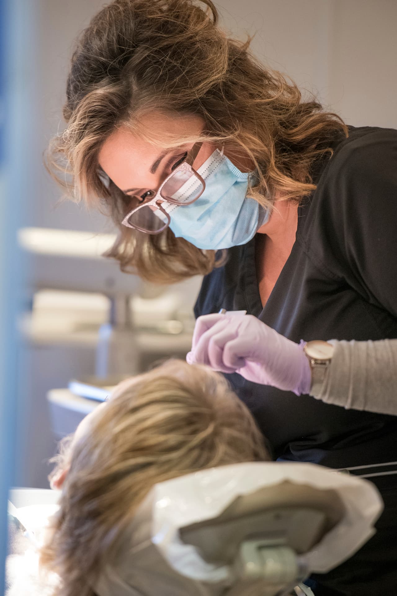 <b>Caries:</b>
<br>Si, el origen de las caries se puede transmitir con un "beso francés" ya que la bacteria Streptococcus mutans se encuentra en la saliva. La intrusa se adhiere a los dientes y corroe el esmalte dental. Así que si besas a una persona con muy poco higiene deltal, puedes correr el riesgo.
<br>