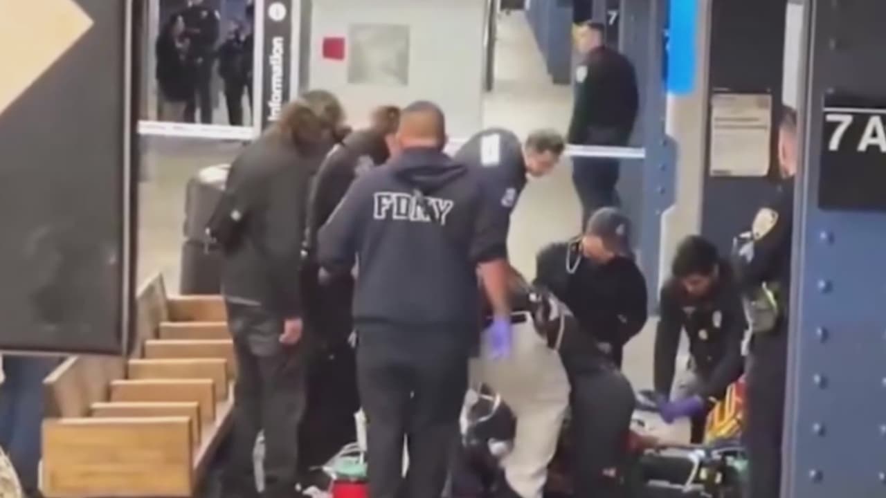 Fumar marihuana en vagón del tren le costó la vida a un joven en Manhattan: el sospechoso se entregó