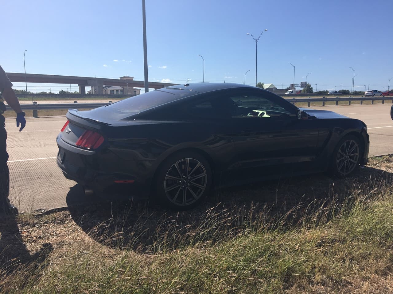 Detienen a conductor que iba a 127 millas por hora y descubren drogas dentro de auto 