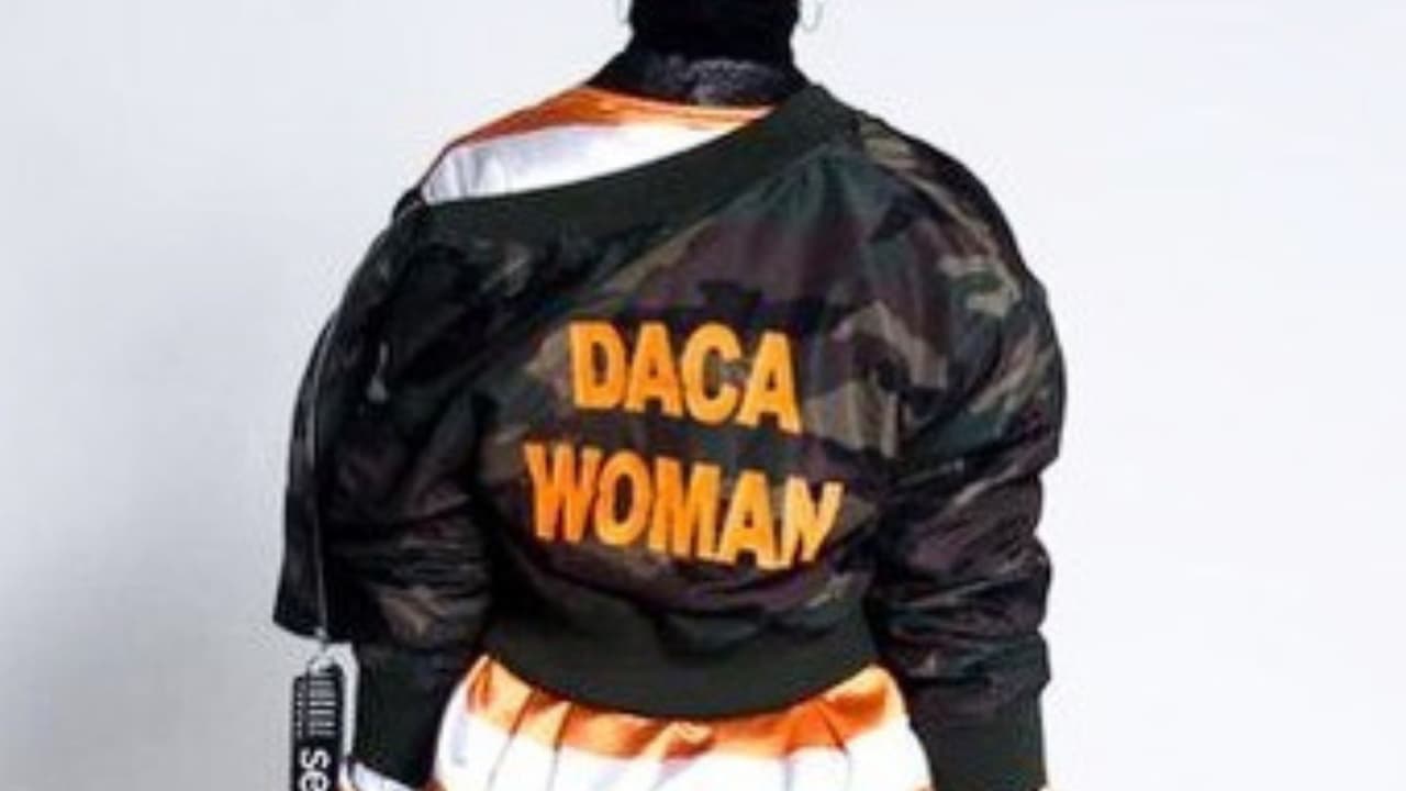 Más allá de la estética, la moda se convierte en una herramienta de empoderamiento económico y social, impulsando emprendimientos locales y fortaleciendo el sentido de pertenencia en la diáspora hispana.