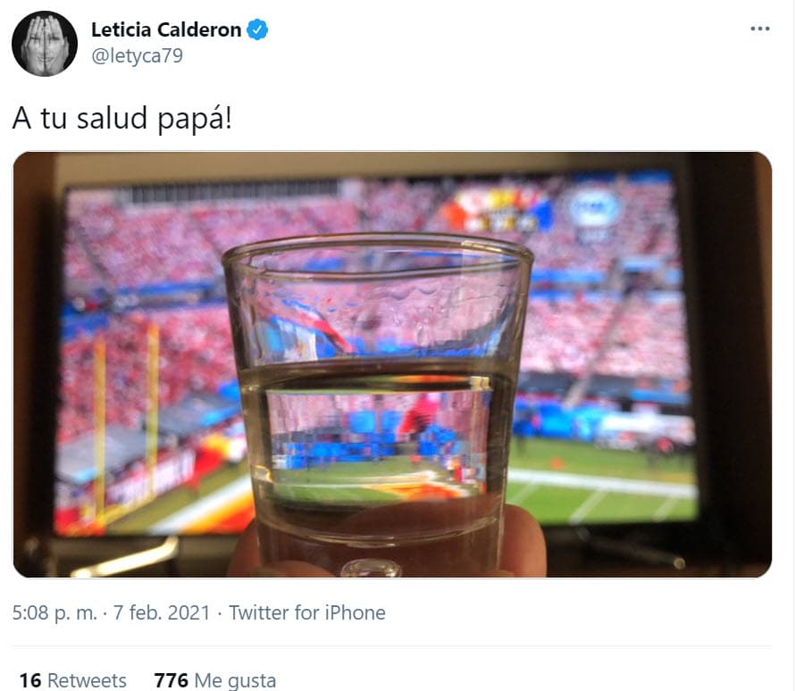 La tarde del domingo 7 de febrero, la actriz compartió esta foto en la que de fondo se observa la transmisión del Super Bowl 2021: 
<b><a href="https://twitter.com/letyca79/status/1358553281283325954" target="_blank">"¡A tu salud, papá!"</a></b>, escribió.