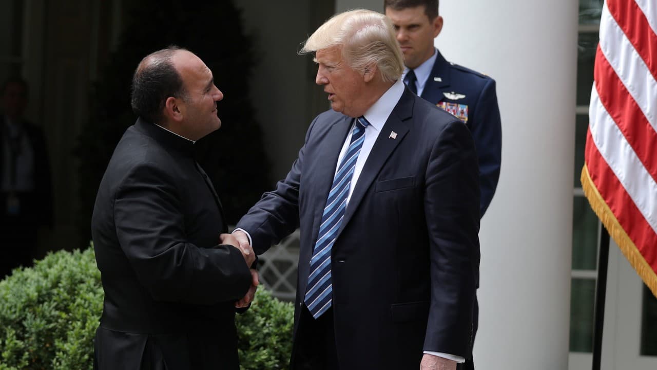 Trump irá a Arabia Saudita en su primer viaje al exterior, rompiendo con la tradición presidencial de visitar México o Canadá