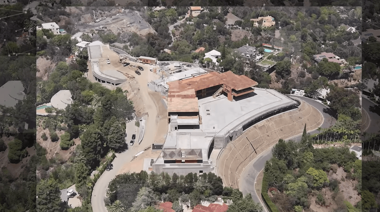 La construcción estuvo a punto de ser reposeída por los inversionistas, por lo que su actual dueño, archivó una bancarrota en octubre de 2021.