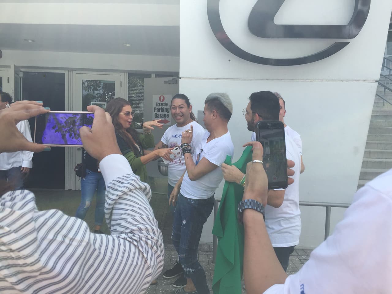 Varios curiosos aprovecharon para grabar el momento y conservar un recuerdo de la cantante.