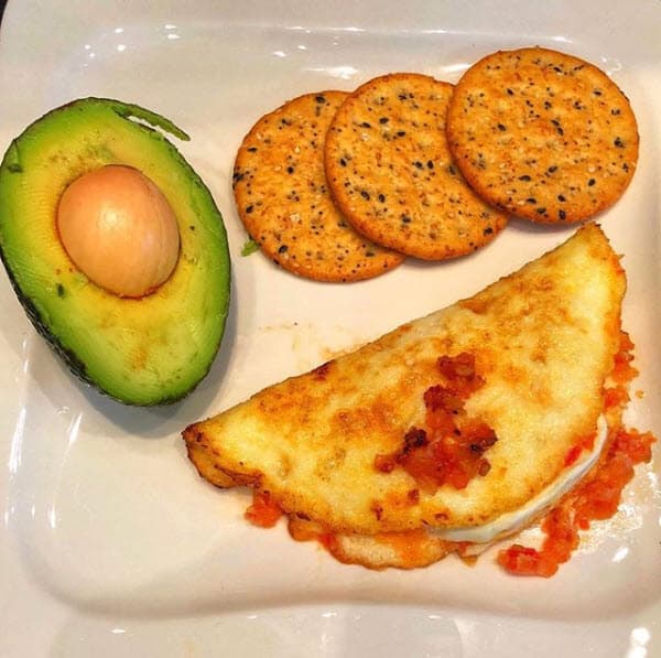 "Desayuno light para seguir la dieta sin dejar de comer rico: claras de 3 huevos con Hogao (tomate y cebolla picaditos bien finitos sin sal en aceite de coco orgánico), una rebanada de queso mozzarella, 3 galletas multigrain y medio aguacate", se lee en Instagram.