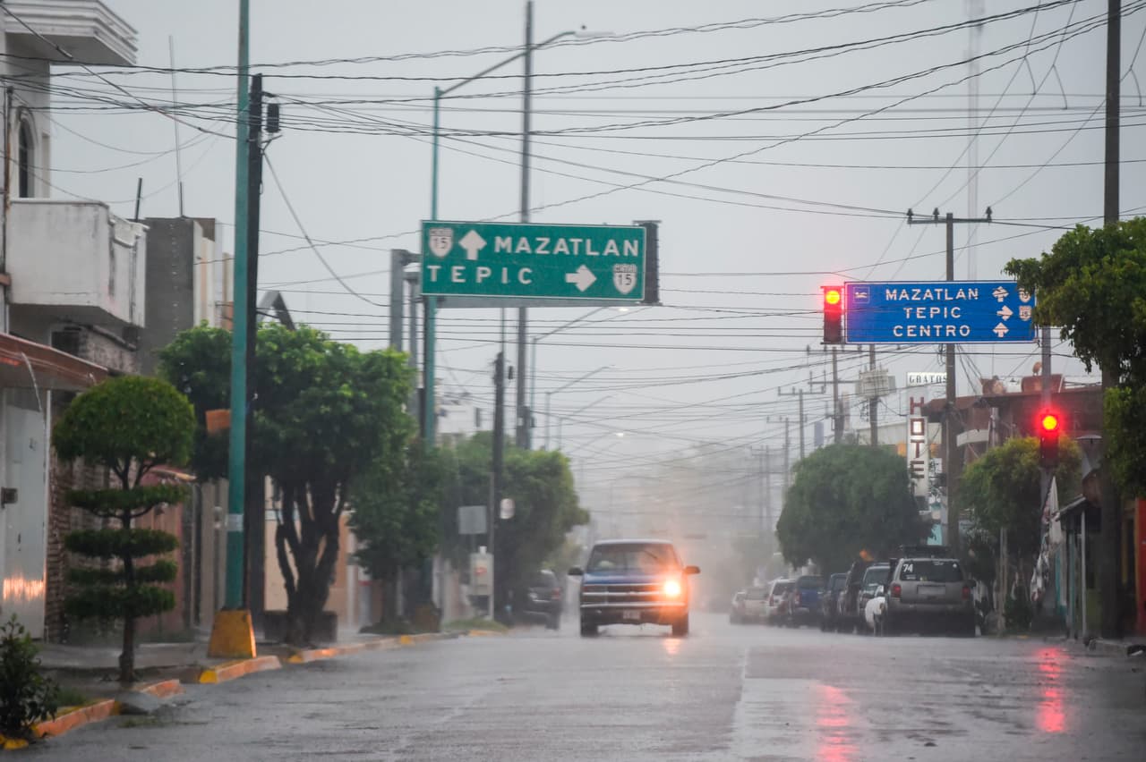 La tormenta no golpeó con fuerza en el centro histórico de la ciudad de Mazatlán, que estaba casi desierto antes de su llegada.