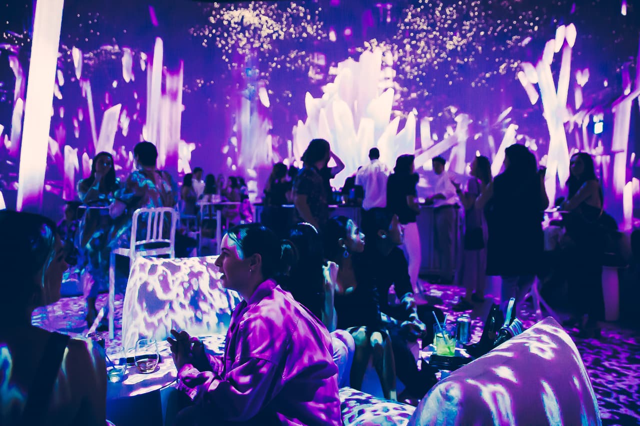 <b>Love Fest at Illuminarium Atlanta</b>
<br>
<b>Fecha</b>: 10 de febrero
<br>
<b>Lugar</b>: Illuminarium Atlanta. 550 Somerset Terrace NE. Atlanta, GA
<br>
<b>Sitio web</b>: 
<a href="https://www.showclix.com/event/space-after-dark-atl0fxe7ux">https://www.showclix.com/event/space-after-dark-atl0fxe7ux</a> 
<br>
<br>Ven a bailar toda la noche con temas icónicos de R&B mientras disfrutas de fresas cubiertas de chocolate, oportunidades para tomar fotografías y contenido personalizado en un entorno inmersivo con tecnología visual y de audio de última generación. Este evento exclusivo es para mayores de 21 años.