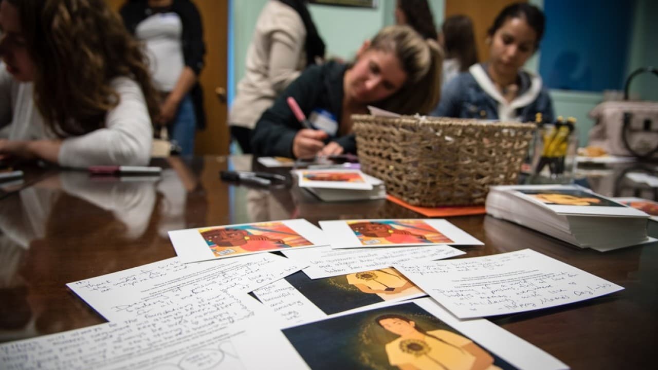 Estas tarjetas honran a mujeres que pasarán el Día de la Madre en centros de detención