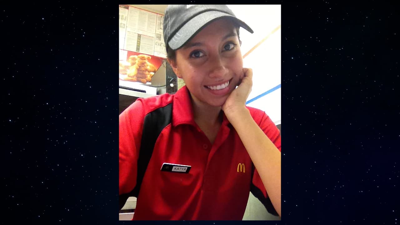 Katya se adaptó a la vida en California y comenzó a estudiar en escuelas locales. “Para mí, algo de lo más difícil fue lo que tuve que vivir cuando estaba en mi último año de la preparatoria. En ese año acababa de obtener mi primer trabajito en un McDonalds. Entonces cuando tienes 18, tienes tu trabajito, tienes dinerito por primera vez en tu vida, es una experiencia muy bonita”.