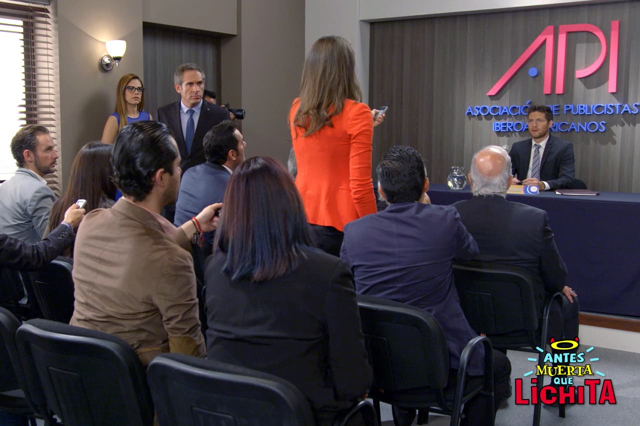 Roberto convoca una rueda de prensa para hacer oficial la candidatura de Alex.