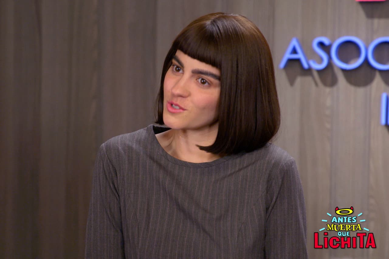 Ante el escándalo y presión de la prensa, Lichita finge ser novia de Alex para despejar los rumores.