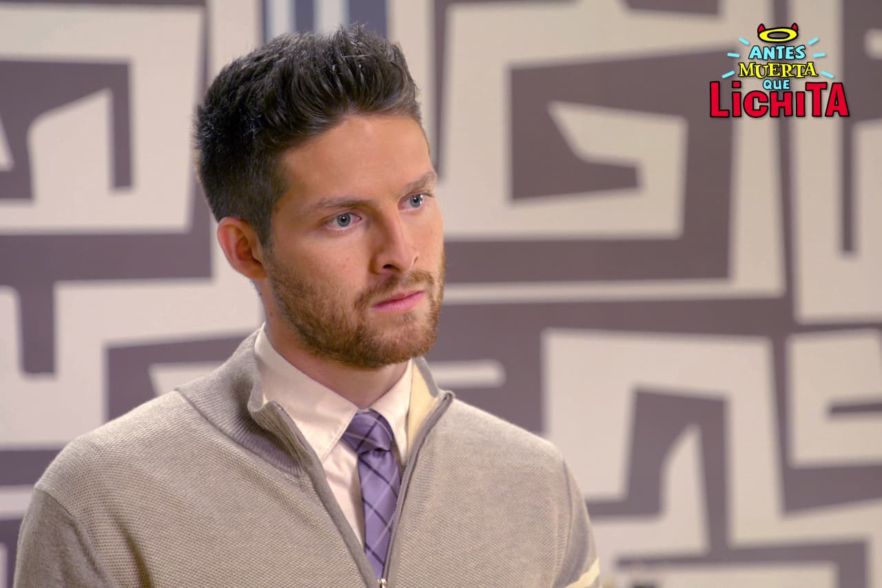 Alex le pide a Lichita que sigan fingiendo ser novios para que nadie descubra que es gay.