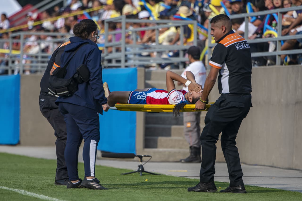 Gaby Huerta se marcha del terreno de juego en camilla, su lugar es ocupado por Noemí Viramontes.