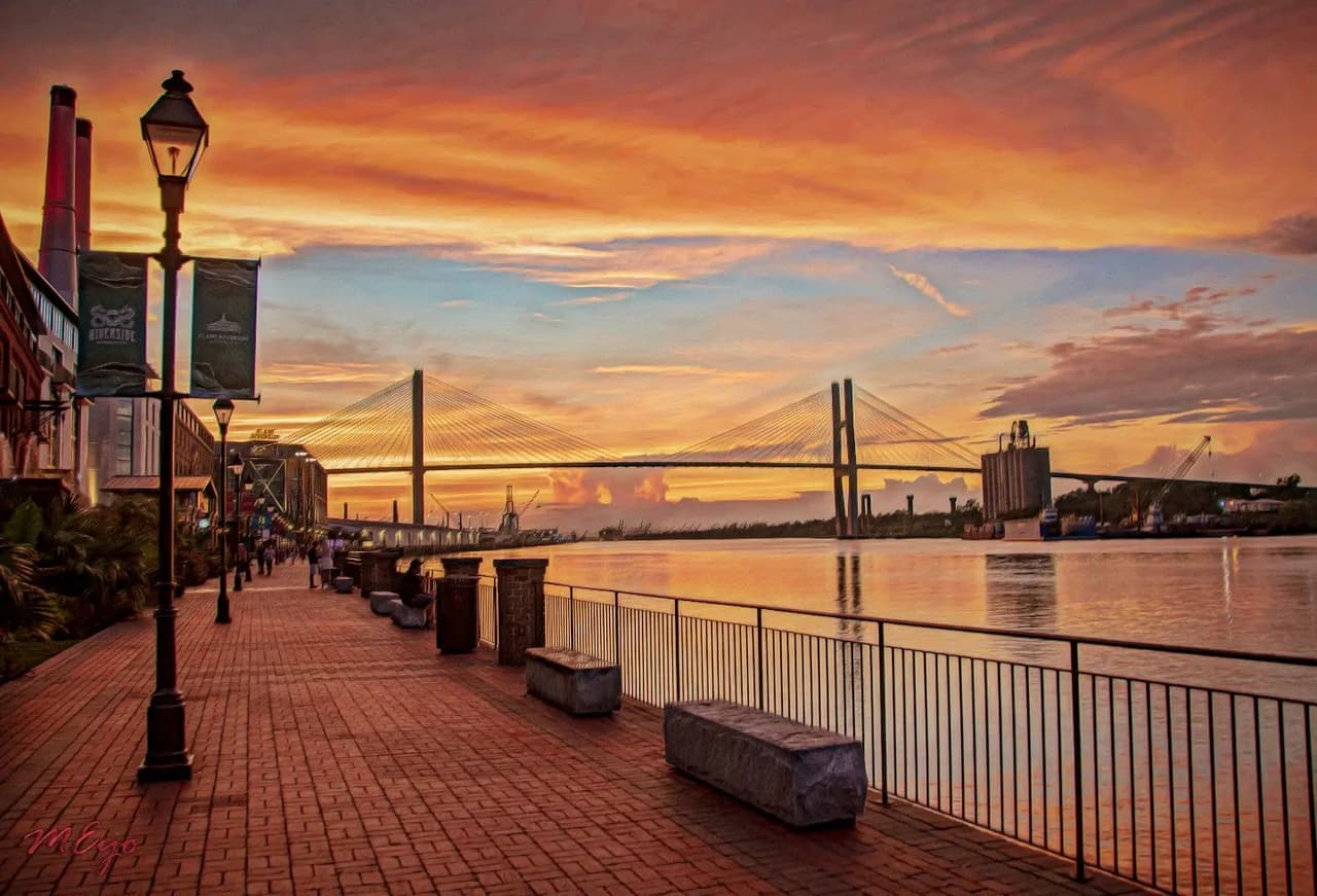 Las parejas pueden disfrutar admirando el arte local en el mercado de la ciudad de Savannah en una excursión turística guiada o paseando de la mano por el parque Forsyth de 30 acres, con jardines, senderos sinuosos, una amplia zona verde e incluso un espacio para conciertos.
