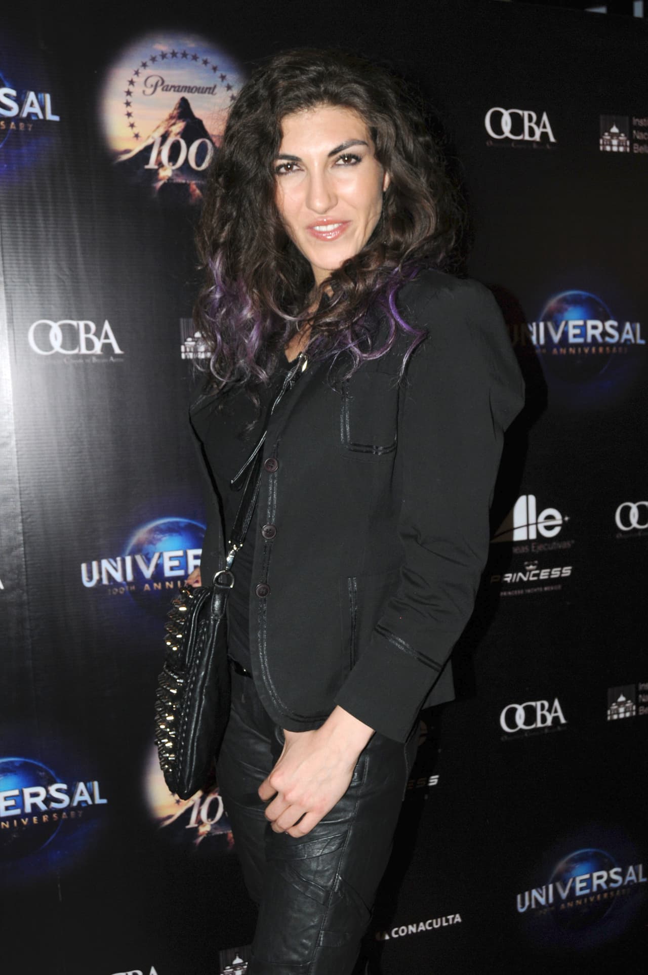 Esta canción la interpreta junto a su hija Ana Victoria y Eduardo Verástegui.