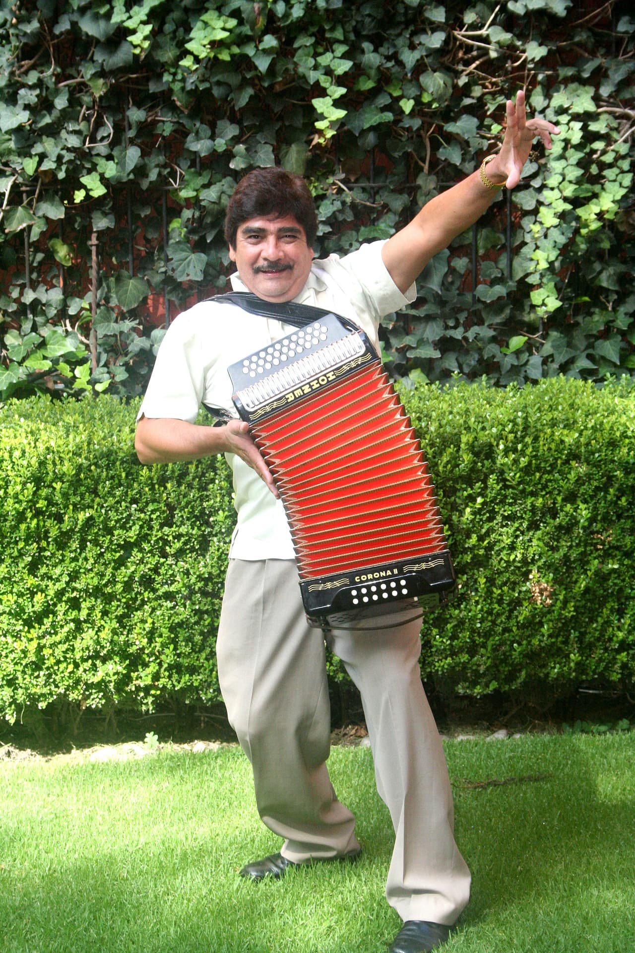 En este homenaje también se une Celso Piña. / 'México se pinta de luz' es sin duda es un disco lleno de amor, alegría y fe.