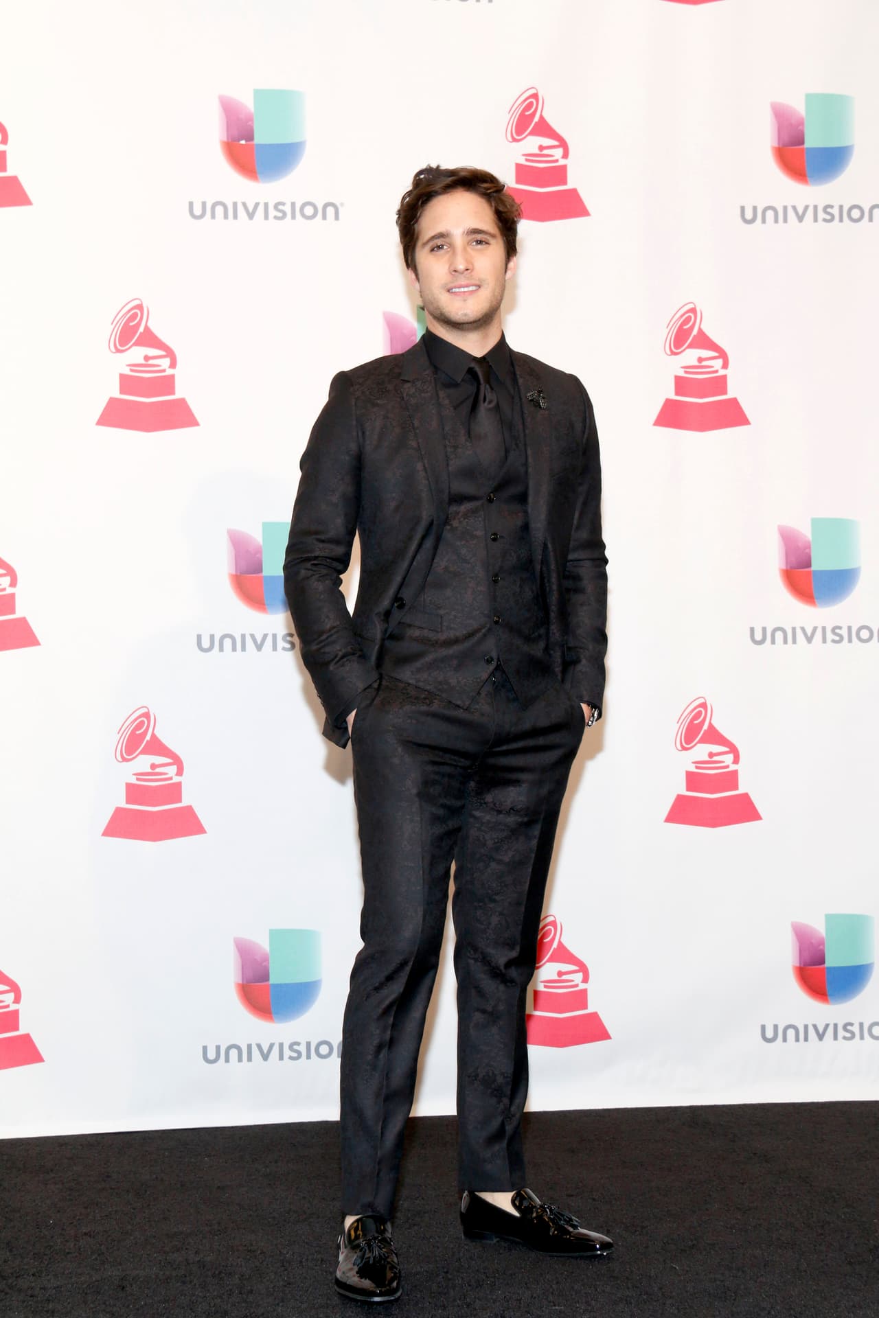 También el actor internacional y cantante Diego Boneta participa en este homenaje.