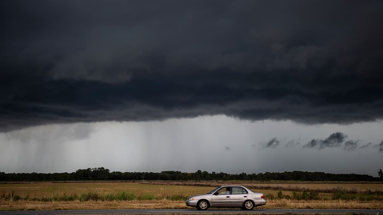 Miles de personas han tomado la decisión de evacuar ante el temor que representa este sistema. En este 
<a href="https://www.univision.com/noticias/meteorologia/el-huracan-delta-avanza-hacia-louisiana-con-vientos-sostenidos-de-120-mph"><u>video</u></a> puede ver las largas filas de autos saliendo de la zona costera de Louisiana, donde se espera que toque tierra el huracán Delta.