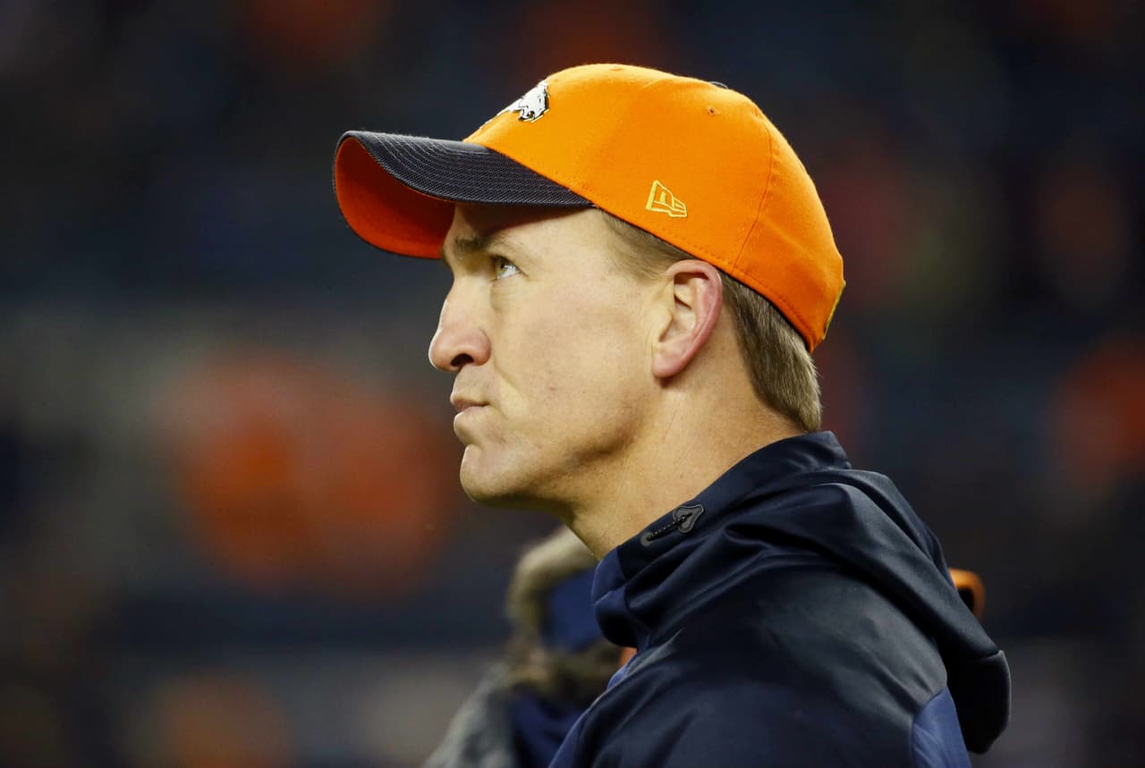 Retiran yeso a Peyton Manning pero todavía usa la protección especial en el píe