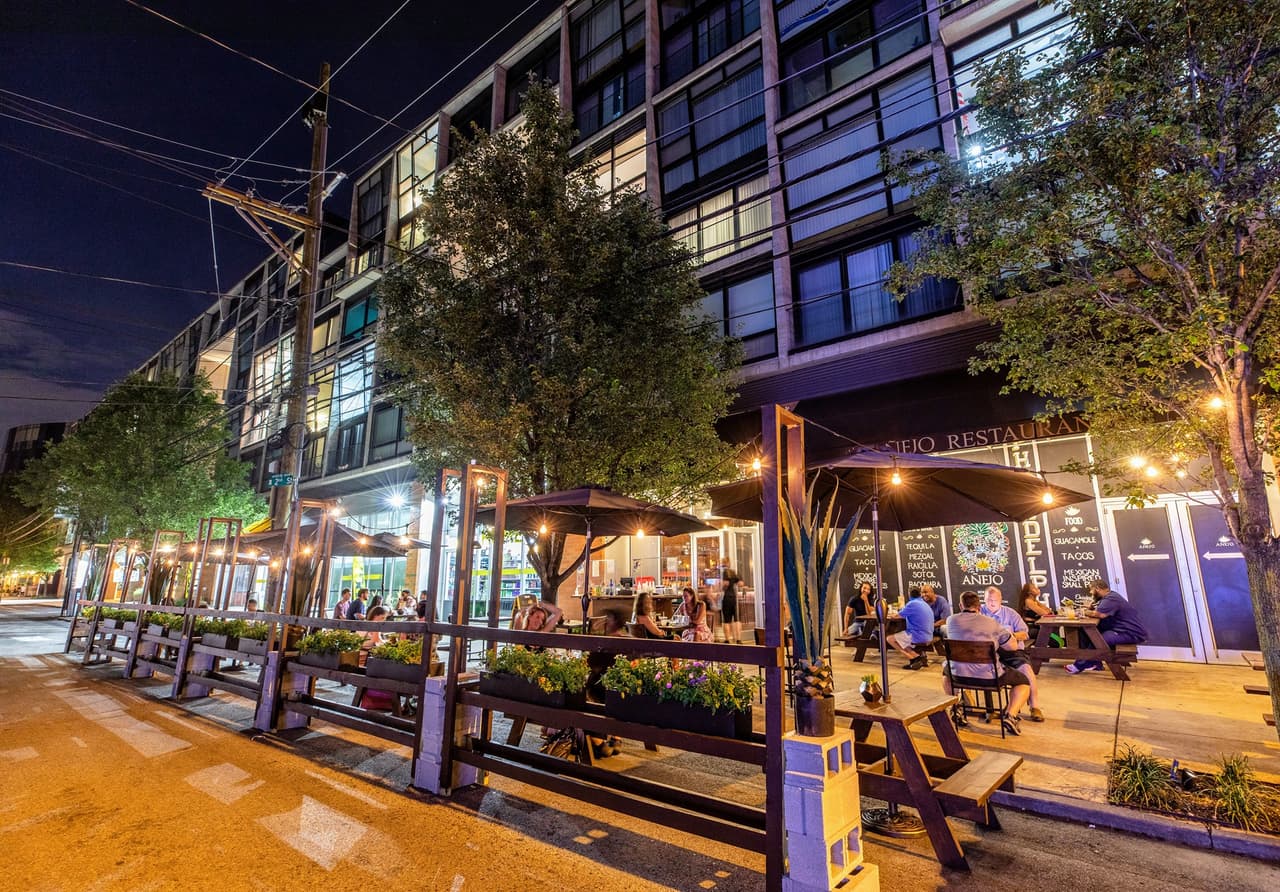 <b>Evento</b>: All Day Party at Añejo Philadelphia
<br>
<b>Fecha</b>: 5 de mayo
<br>
<b>Lugar: </b>1001 N 2nd St, Philadelphia, PA. 19123
<br>
<b>Sitio web</b>: 
<a href="https://www.anejophilly.com/">https://www.anejophilly.com/</a> 
<br>
<br>Será un día lleno de margaritas en Añejo en Northern Liberties. Abrirán al mediodía para la ocasión, la fiesta de todo el día también presenta la apertura de dos áreas de patio al aire libre completamente nuevas.