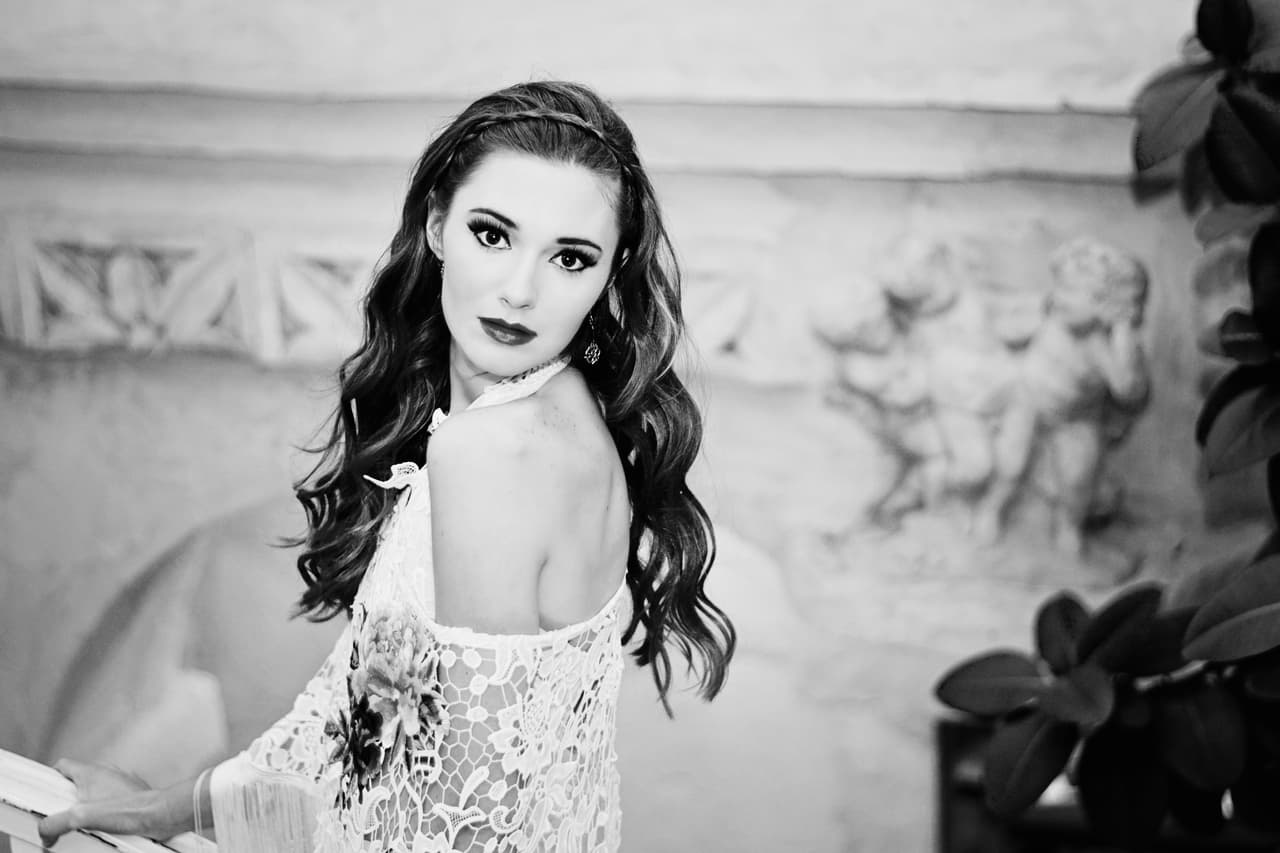 La equipo de fotógrafos liderados por Beatriz Medina capturó hermosas prendas inspiradas en el amor en la Villa Antonia en Austin.