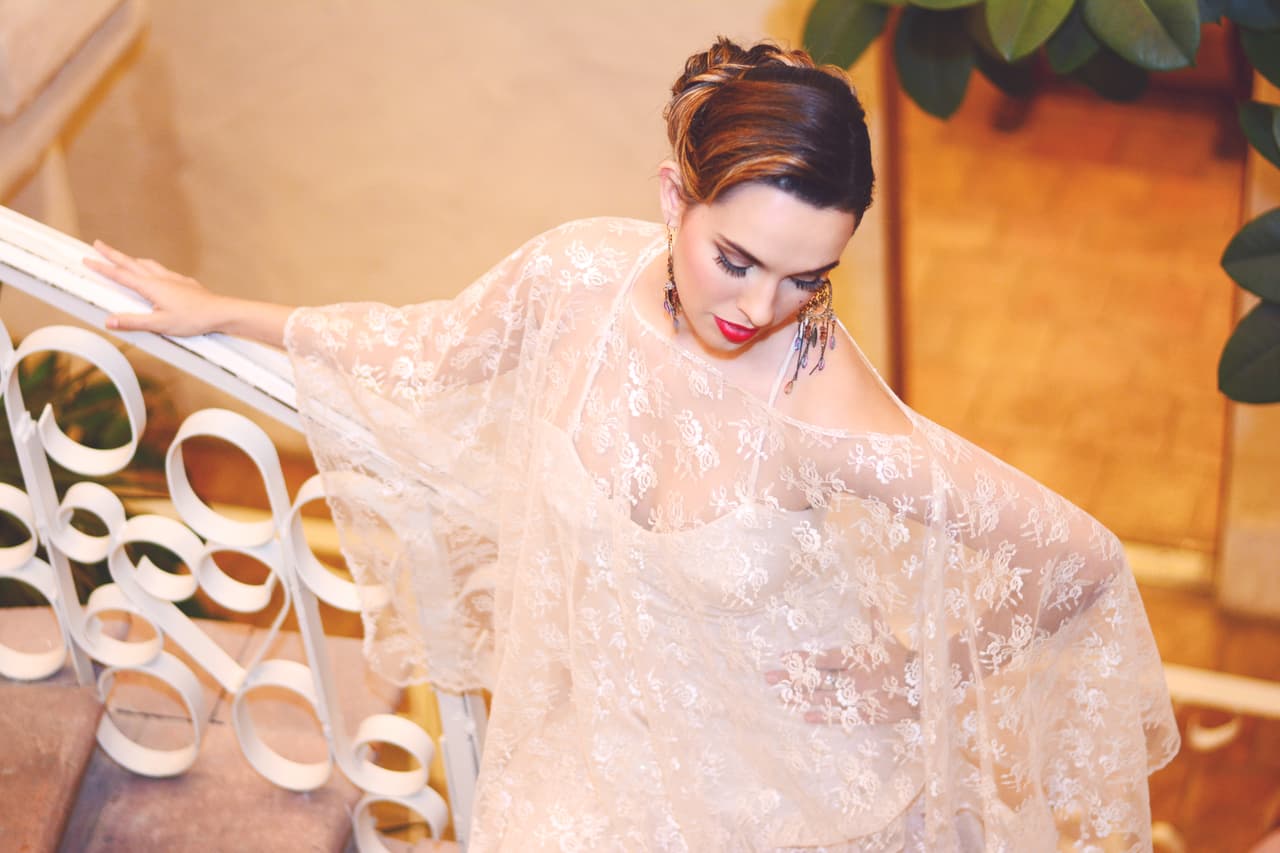 La equipo de fotógrafos liderados por Beatriz Medina capturó hermosas prendas inspiradas en el amor en la Villa Antonia en Austin.