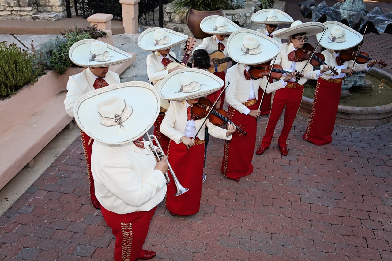 La equipo de fotógrafos liderados por Beatriz Medina capturó hermosas prendas inspiradas en el amor en la Villa Antonia en Austin.