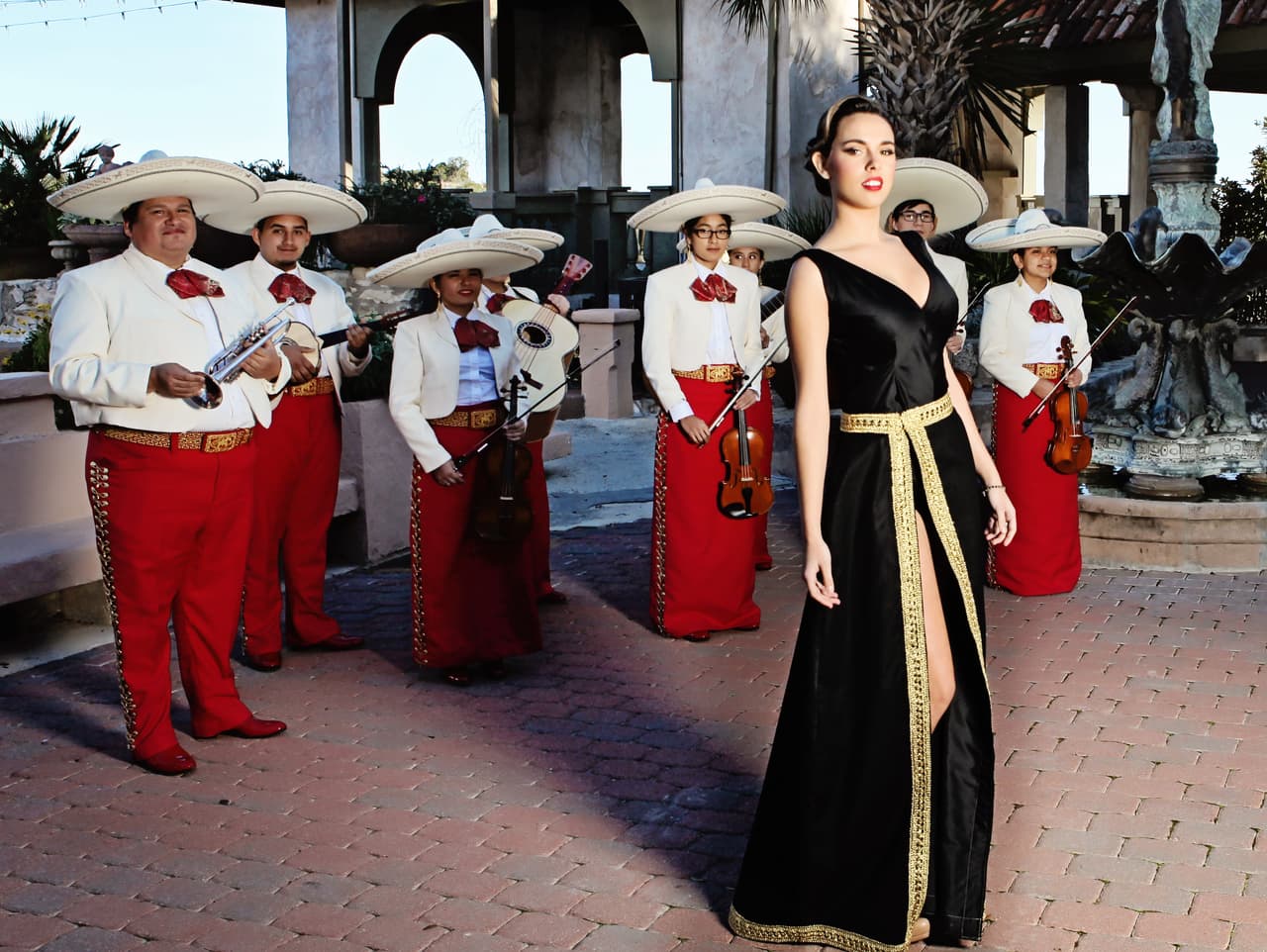 La equipo de fotógrafos liderados por Beatriz Medina capturó hermosas prendas inspiradas en el amor en la Villa Antonia en Austin.