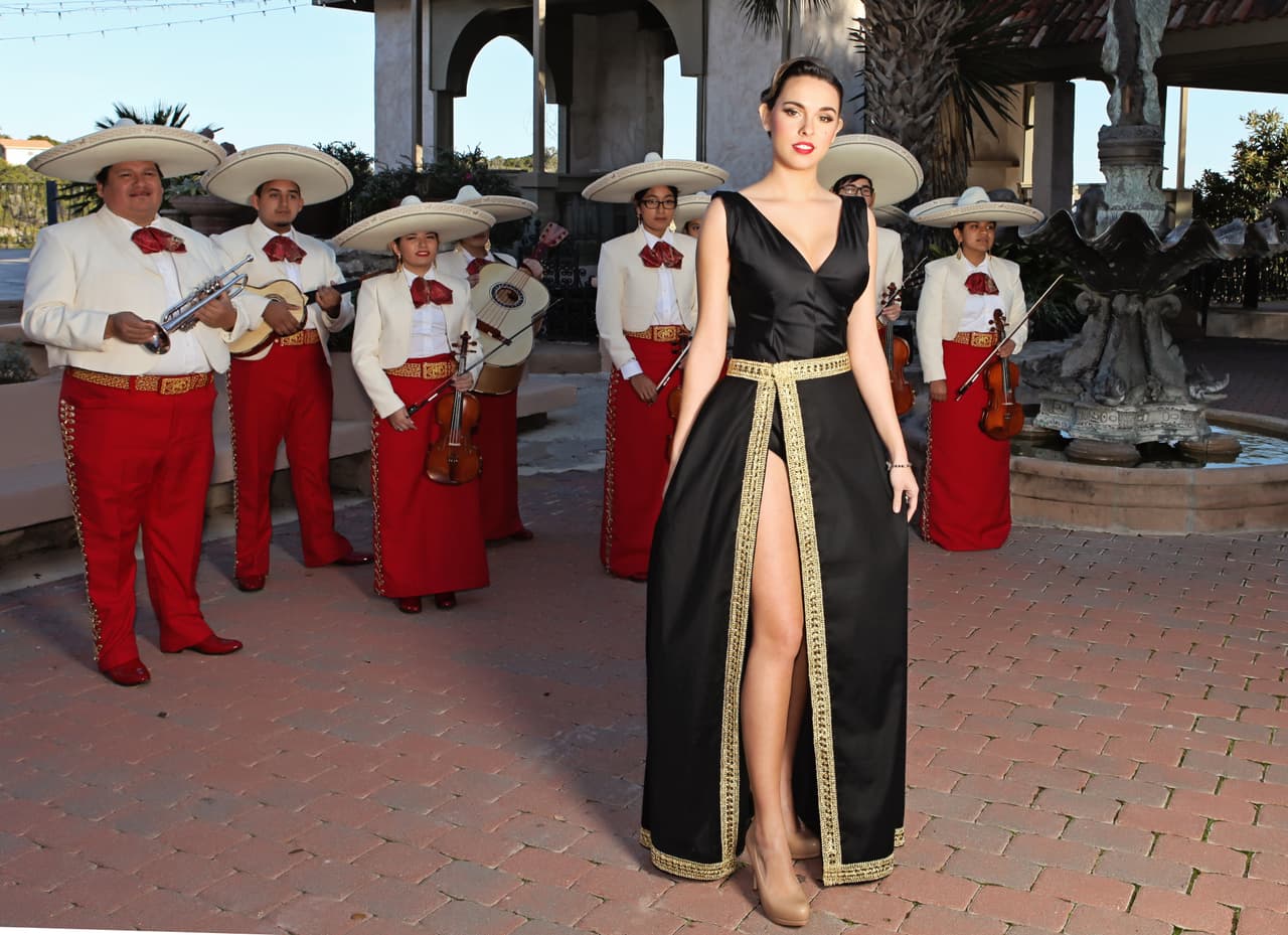 La equipo de fotógrafos liderados por Beatriz Medina capturó hermosas prendas inspiradas en el amor en la Villa Antonia en Austin.