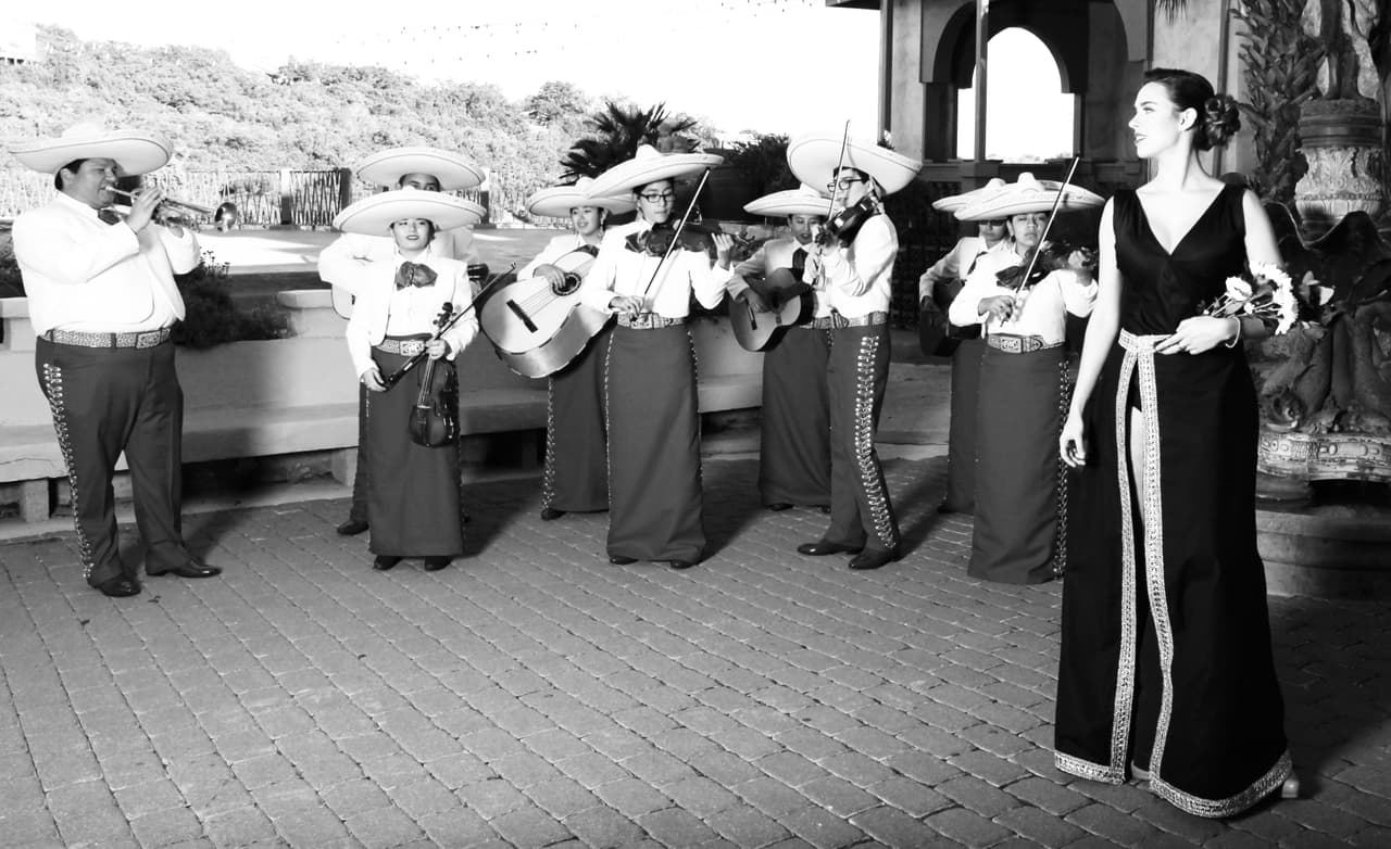 La equipo de fotógrafos liderados por Beatriz Medina capturó hermosas prendas inspiradas en el amor en la Villa Antonia en Austin.