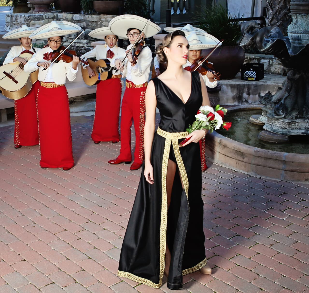La equipo de fotógrafos liderados por Beatriz Medina capturó hermosas prendas inspiradas en el amor en la Villa Antonia en Austin.