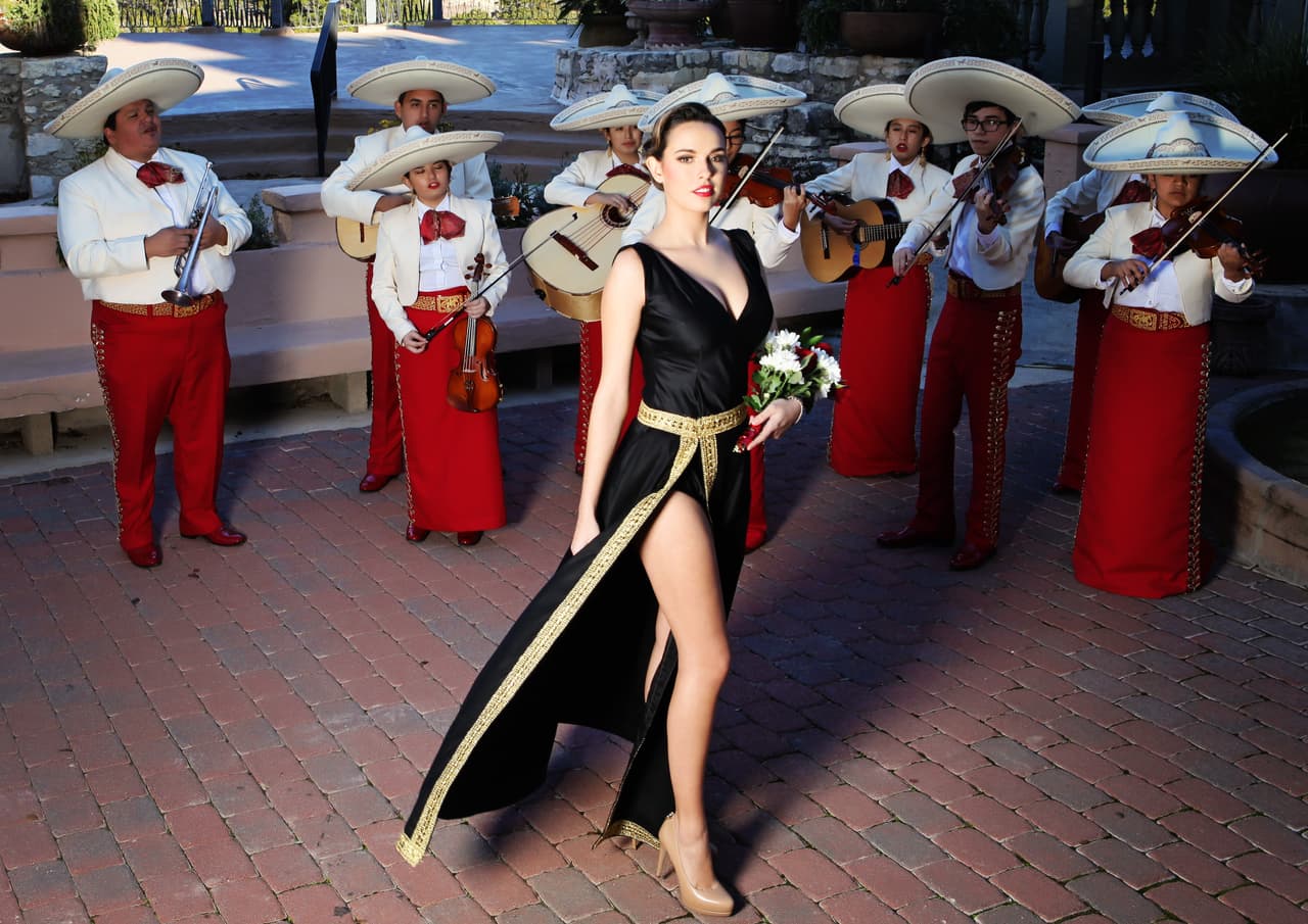 La equipo de fotógrafos liderados por Beatriz Medina capturó hermosas prendas inspiradas en el amor en la Villa Antonia en Austin.