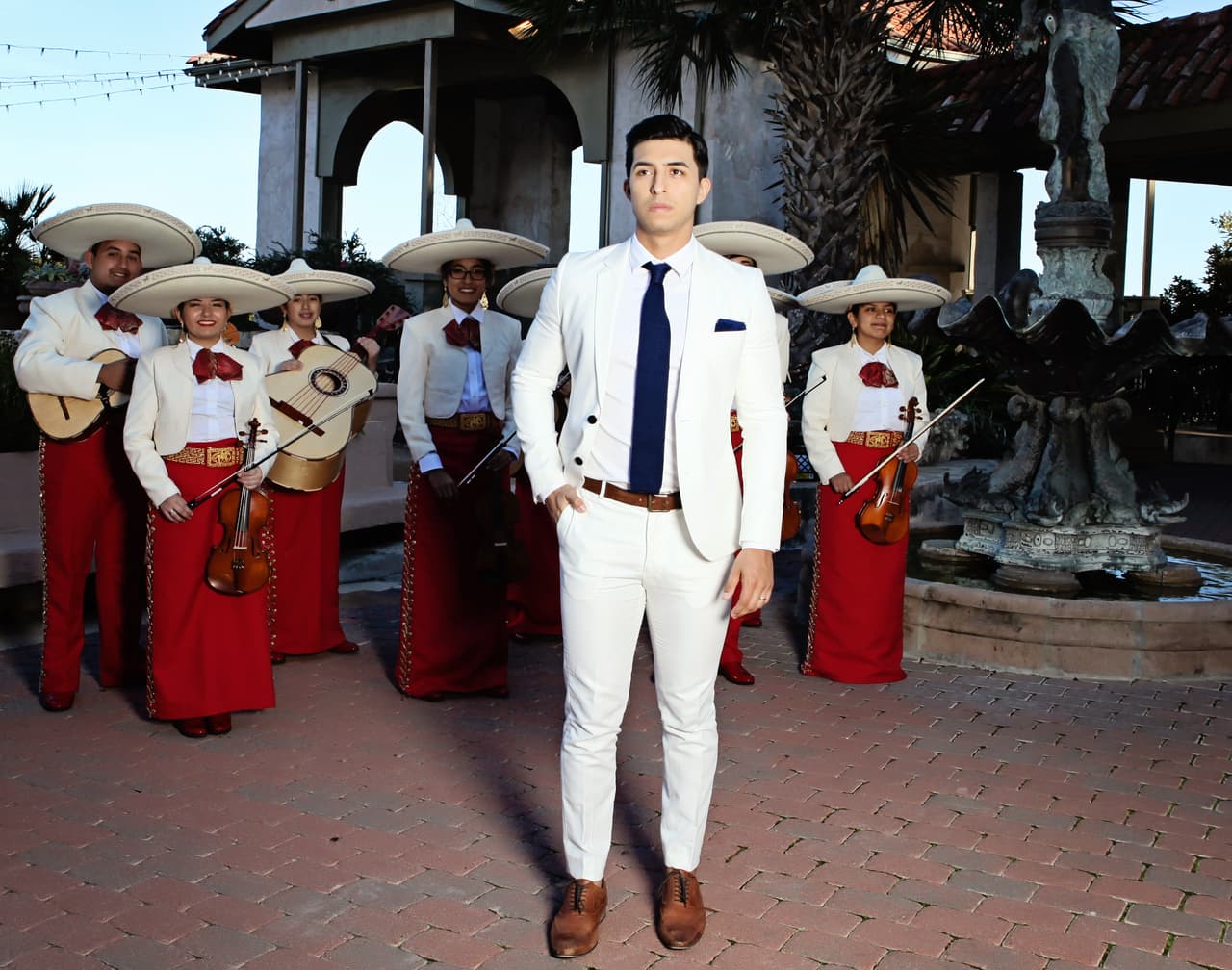 La equipo de fotógrafos liderados por Beatriz Medina capturó hermosas prendas inspiradas en el amor en la Villa Antonia en Austin.