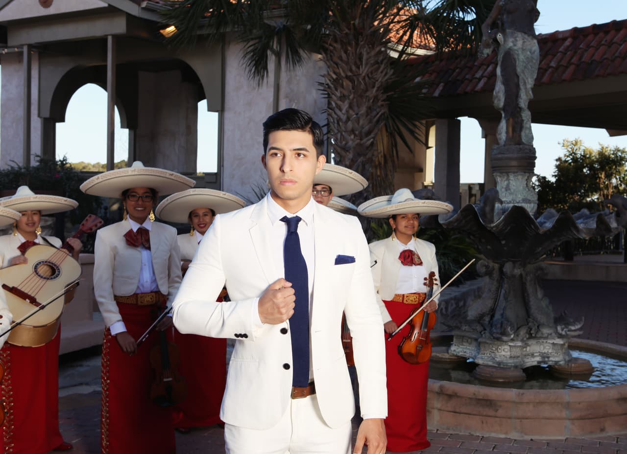 La equipo de fotógrafos liderados por Beatriz Medina capturó hermosas prendas inspiradas en el amor en la Villa Antonia en Austin.