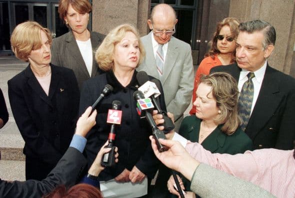 Martínez Puente, quien lideraba la Fuerza Aérea de Cuba, y los hermanos Pérez Pérez, pilotos de cazas MIG fueron acusados en el 2003 y Roque en 1999 en un tribunal federal de Miami (EE.UU.) por el caso. Aquí vemos a los familiares de los mártires durante los juicios. La madre de CArlos en el centreo, con los hermanos de Armando a su derecha y la izquierda.