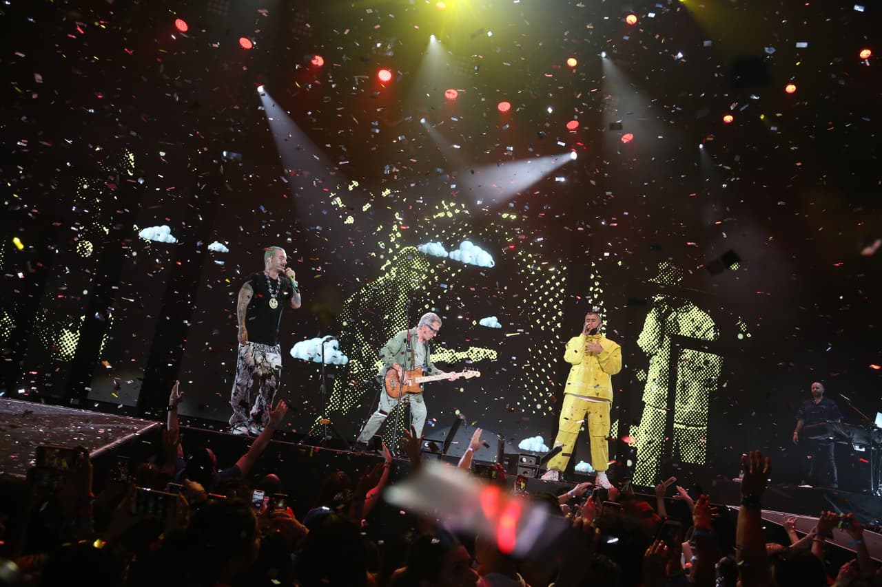 Definitivamente, uno de los momentos más más icónicos de la noche fue, cuando
<b> J Balvin y Bad Bunny</b> le rindieron homenaje al 
<b>Maestro Marciano</b>, de Enanitos Verdes, y cantaron juntos 'Un peso'.