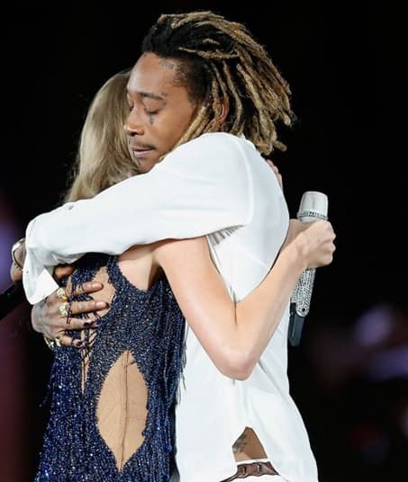 La querida Taylor Swift también es adicta a los abrazos, así demostró su cariño por el rapero Wiz Khalifa.